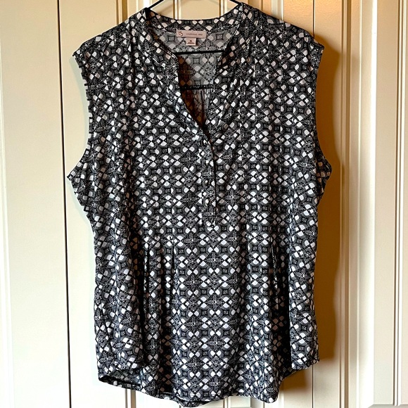 db Black and White sleeveless blouse with button detail - Picture 1 of 6
